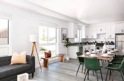 Mid City Condo | Spacious 4BR LA Getaway with Parking Fast Wi-Fi