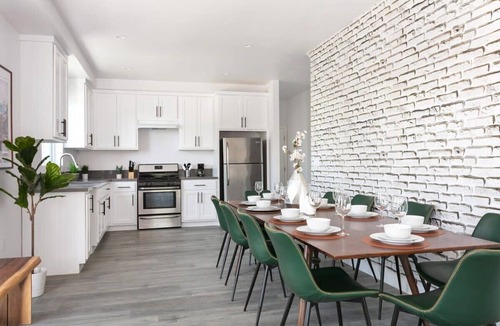 Mid City Condo | Spacious 4BR LA Getaway with Parking Fast Wi-Fi
