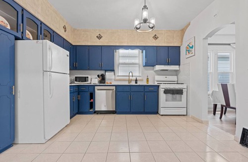 Walkerville House | Spacious 4BR Little Italy Retreat