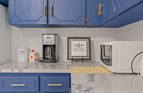Walkerville House | Spacious 4BR Little Italy Retreat