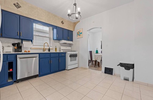 Walkerville House | Spacious 4BR Little Italy Retreat