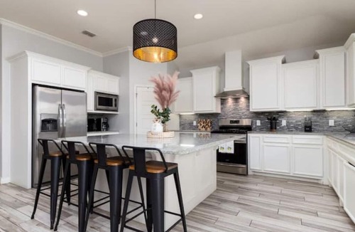 South Side House | Spacious 4BR Near Beach - 15 min drive