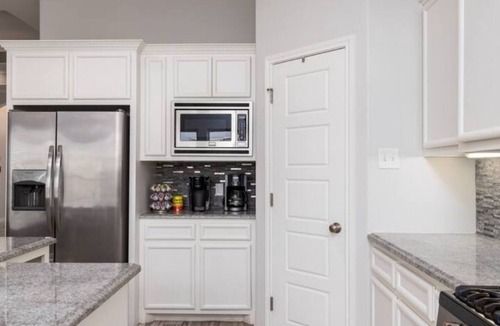 South Side House | Spacious 4BR Near Beach - 15 min drive