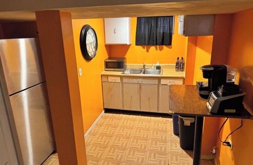 Chicago House | Spacious 4BR Near O’Hare & Rosemont Sleeps 8/2 Kitchens/ Free Parking