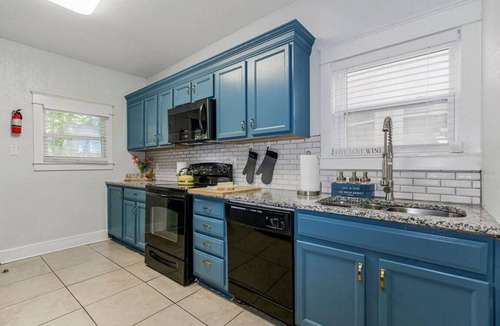 South Hyde Park Apartment | Spacious 4BR Near Plaza & Westport | Ideal for Groups & Gatherings