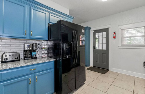 South Hyde Park Apartment | Spacious 4BR Near Plaza & Westport | Ideal for Groups & Gatherings