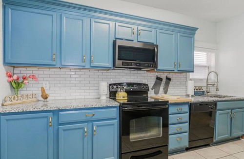 South Hyde Park Apartment | Spacious 4BR Near Plaza & Westport | Ideal for Groups & Gatherings