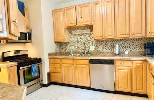 Eastside House | Spacious 4BR - Near SU & Dome – Ideal for Groups