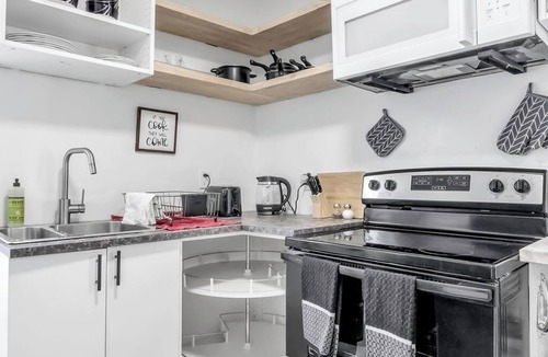 North Buffalo Cottage | Spacious 4BR Near UB & Niagara Falls - Pet Friendly