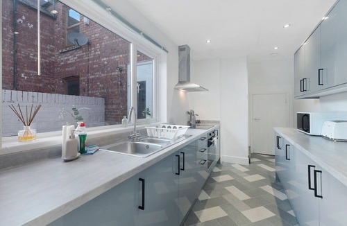 Darlington House | Spacious 4BR on Leafield Rd