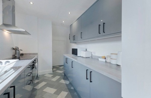 Darlington House | Spacious 4BR on Leafield Rd