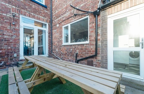 Darlington House | Spacious 4BR on Leafield Rd