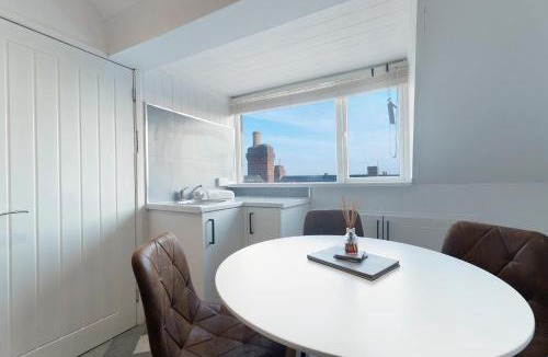 Darlington House | Spacious 4BR on Leafield Rd