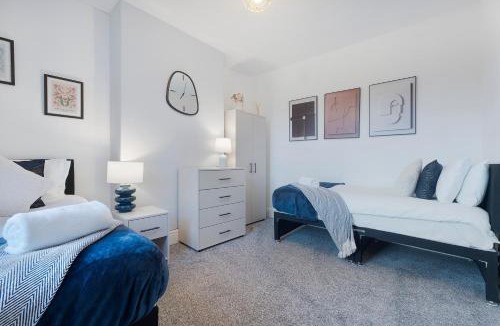 Darlington House | Spacious 4BR on Leafield Rd