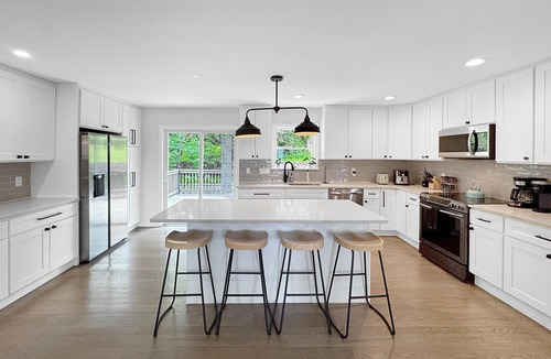 Warwick House | Spacious 4BR Pet‑Friendly Hot Tub Game Room Close to Legoland & Mtn Creek