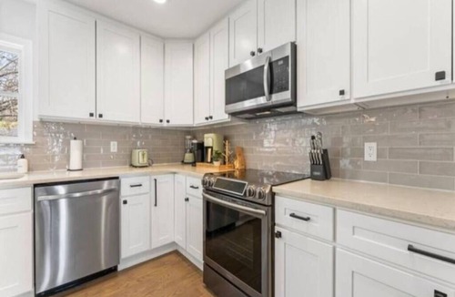 Warwick House | Spacious 4BR Pet‑Friendly Hot Tub Game Room Close to Legoland & Mtn Creek