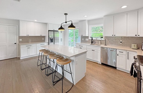 Warwick House | Spacious 4BR Pet‑Friendly Hot Tub Game Room Close to Legoland & Mtn Creek