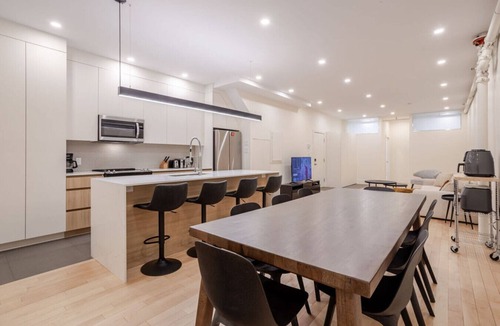 Milton Park Apartment | Spacious 4BR Prime MTL Location