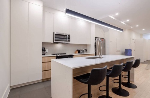 Milton Park Apartment | Spacious 4BR Prime MTL Location