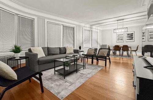 Rogers Park Apartment | Spacious 4BR Retreat - Chase E1