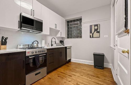Rogers Park Apartment | Spacious 4BR Retreat - Chase E1