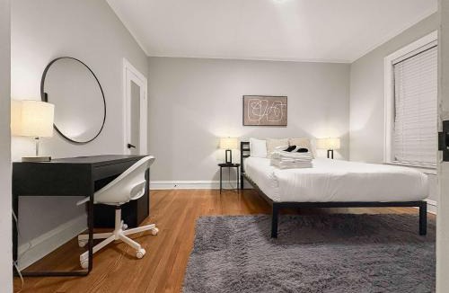 Rogers Park Apartment | Spacious 4BR Retreat - Chase E1