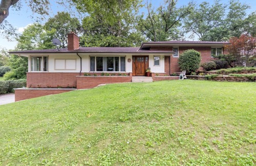 Rockford House | Spacious 4BR Retreat in Rockford