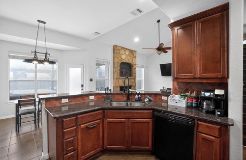 Kyle House | Spacious 4BR Retreat |Pool Table| Firepit & Hottub