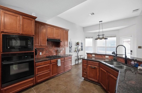Kyle House | Spacious 4BR Retreat |Pool Table| Firepit & Hottub