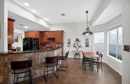 Kyle House | Spacious 4BR Retreat |Pool Table| Firepit & Hottub