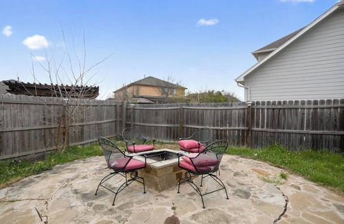 Kyle House | Spacious 4BR Retreat |Pool Table| Firepit & Hottub