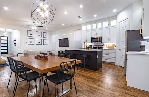 West Dallas House | Spacious 4BR Retreat, Sleeps 10, Backyard + Near Dallas