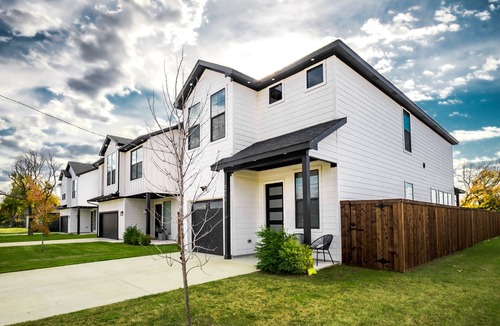 West Dallas House | Spacious 4BR Retreat, Sleeps 10, Backyard + Near Dallas