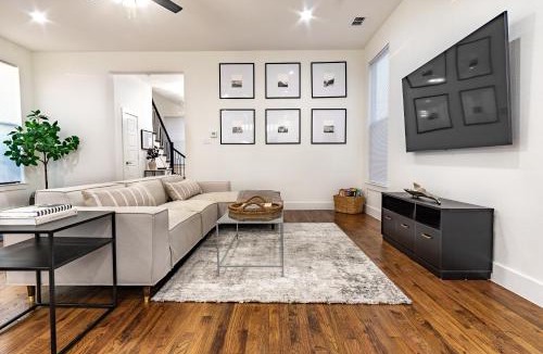 West Dallas House | Spacious 4BR Retreat, Sleeps 10, Backyard, Near Dallas