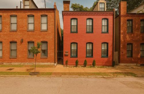 Soulard Apartment | Spacious 4BR Soulard Duplex with Patio & Parking