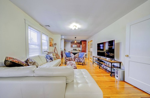 Watertown House | Spacious 4BR Stay Ideal for Groups!