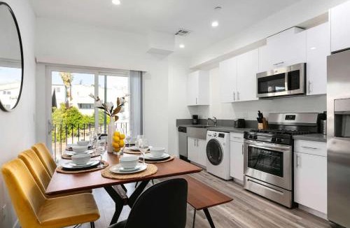 Westlake House | Spacious 4BR Townhouse with Free Parking Near DTLA