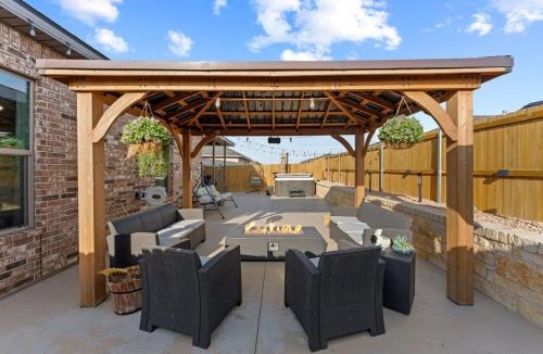 Midland House | Spacious 4BR West Texas Home Sleeps 8 Hot Tub Spa