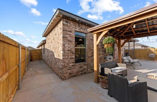 Midland House | Spacious 4BR West Texas Home Sleeps 8 Hot Tub Spa