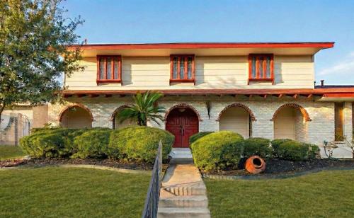 Medical Center District House | Spacious 4BR with Private Pool, Near Six Flags
