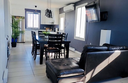 De Lorimier Apartment | Spacious 4BRs/2Baths with private parking and patio!