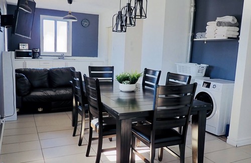 De Lorimier Apartment | Spacious 4BRs/2Baths with private parking and patio!