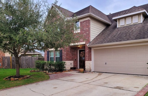 Alvin House | Spacious 5/3 home in quiet neighborhood