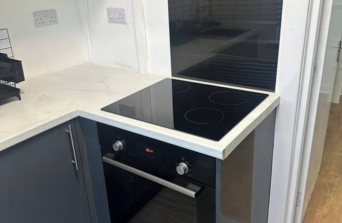 Warrington Apartment | Spacious 5-BD Flat | Sleeps 10 | Parking and WiFi