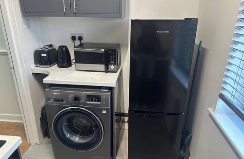 Warrington Apartment | Spacious 5-BD Flat | Sleeps 10 | Parking and WiFi