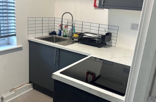 Warrington Apartment | Spacious 5-BD Flat | Sleeps 10 | Parking and WiFi