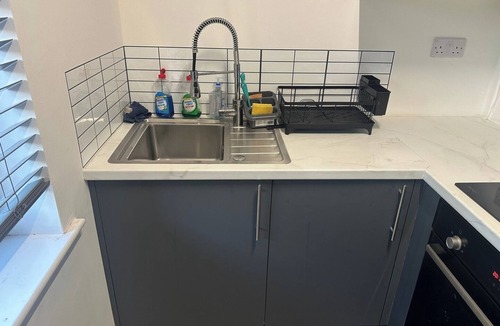 Warrington Apartment | Spacious 5-BD Flat | Sleeps 10 | Parking and WiFi