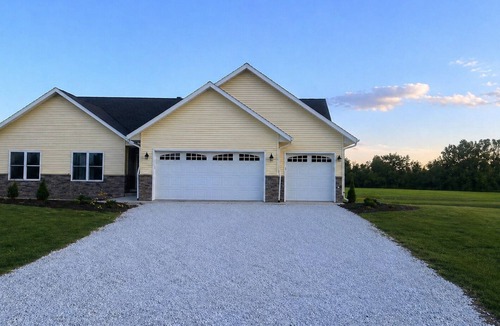 Nauvoo House | Spacious 5-bed 3 bath house in beautiful Nauvoo with 1 acre fully stocked pond