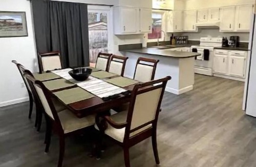 Billings House | Spacious 5 bed/3 bath home with backyard