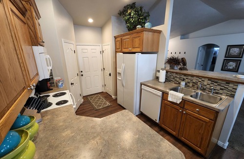 Ammon House | SPACIOUS 5 Bed/3Bath Townhome